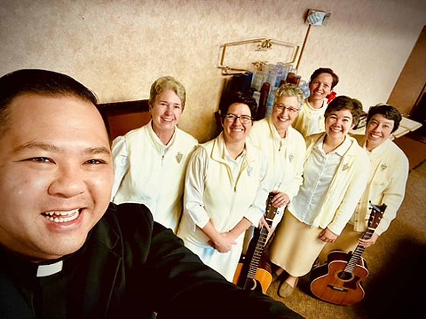 El P. Hau tomándose una selfie con religiosas sonrientes